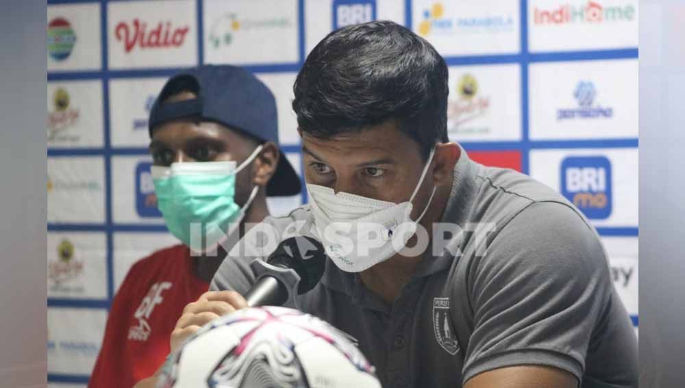 Pelatih Persipura Jayapura Angel Alfredo Vera tengah berada dalam masa pelik di sisa laga Liga 1 2021/2022. Copyright: © Nofik Lukman Hakim/Indosport.com