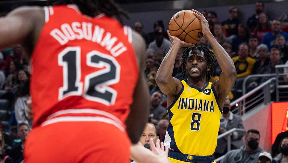 Penyerang Indiana Pacers Justin Holiday (8) saat menembakkan bola ke keranjang lawan. Foto: REUTERS/Trevor Ruszkowski-USA TODAY Sports Copyright: © REUTERS/Trevor Ruszkowski-USA TODAY Sports