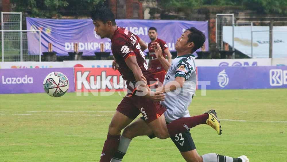 Duel bek Tira Persikabo, Ahmad Birrul Walidain dengan bek Borneo FC, Leo Guntara dalam laga Liga 1 2021/2022, Senin (7/2/22). Foto : Nofik Lukman Hakim/Indosport.com Copyright: © Nofik Lukman Hakim/Indosport.com