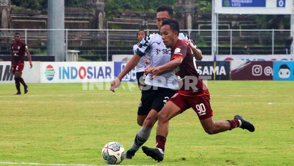 Winger Borneo FC, M Sihran dikawal ketat bek Tira Persikabo, Lucky Octavianto. Foto : Nofik Lukman Hakim/Indosport.com Copyright: © Nofik Lukman Hakim/Indosport.com