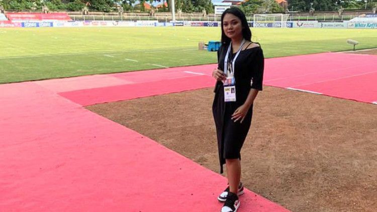 Maria Margareta Hills, pelantun prokes pada laga Liga 1 di Stadion I Gusti Ngurah Rai. Copyright: © Dokumentasi Pribadi