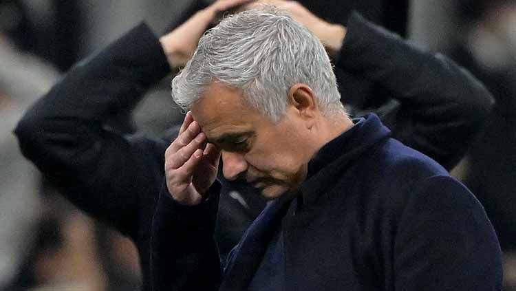 Jose Mourinho mengungkapkan alasannya menangis usai berhasil mengantarkan AS Roma mencapai final UEFA Conference League 2021-2022.FOTO: REUTERS/Alberto Lingria Copyright: © REUTERS/Alberto Lingria