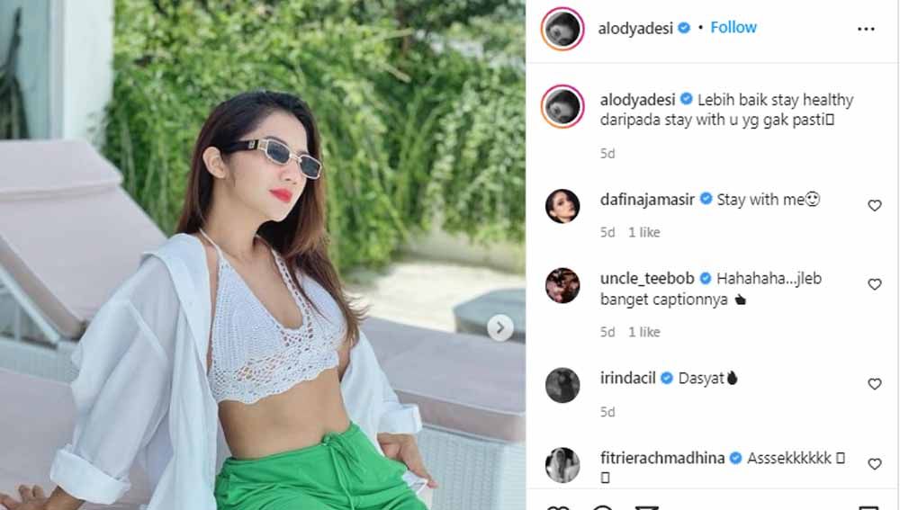 Terlalu sangar saat pamer gerakan muay thai, artis seksi pegiat olahraga, Alodya Desi, tuai kagum netizen, namun ada pula yang sibuk mengasihi pelatihnya. Copyright: © Instagram@alodyadesi