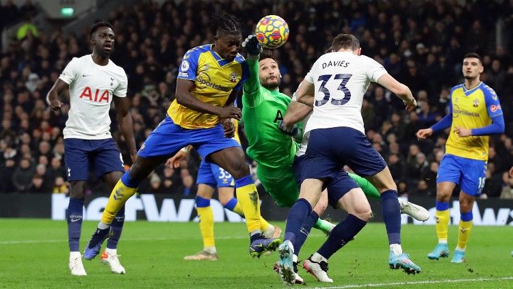 Hugo Lloris mencoba memenangkan bola atas Mohammed Salisu di laga Tottenham Hotspur vs Southampton (10/02/22). (Foto: REUTERS/David Klein) Copyright: © REUTERS/David Klein