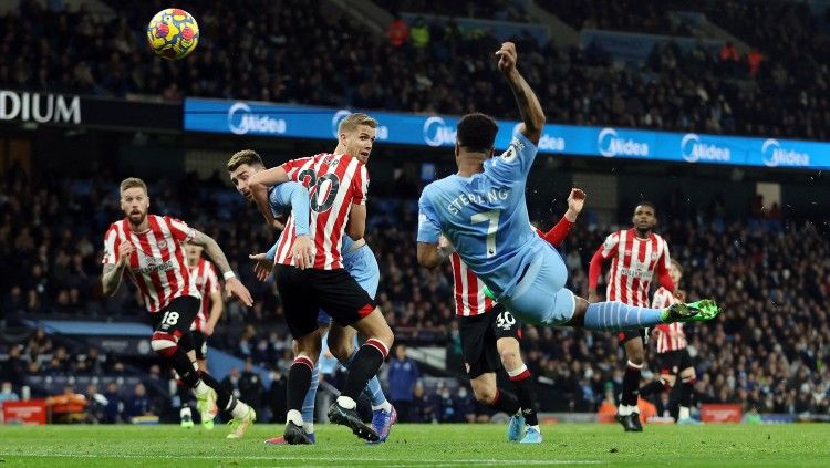 Raheem Sterling melepaskan sepakan akrobatik di laga Manchester City vs Brentford (10/02/22). (Foto: Reuters/Carl Recine) Copyright: © Reuters/Carl Recine