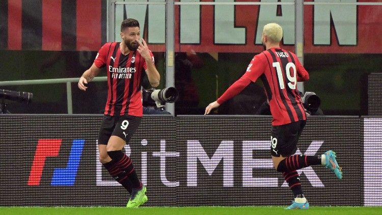 Selebrasi Olivier Giroud bersama Theo Hernandez usai mencetak gol di laga AC Milan vs Lazio (10/02/22). (Foto: REUTERS/Alberto Lingria) Copyright: © REUTERS/Alberto Lingria