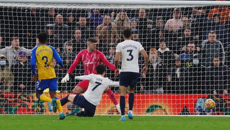 Proses gol Son Heung-min di laga Tottenham Hotspur vs Southampton (10/02/22). (Foto: Reuters/Andrew Couldridge) Copyright: © Reuters/Andrew Couldridge
