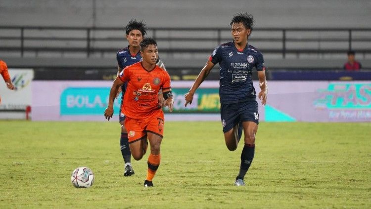 Winger Persiraja, Defri Rizki mencoba melepaskan diri dari kejaran penggawa Arema FC (10/02/22). (Foto: MO Persiraja) Copyright: © MO Persiraja