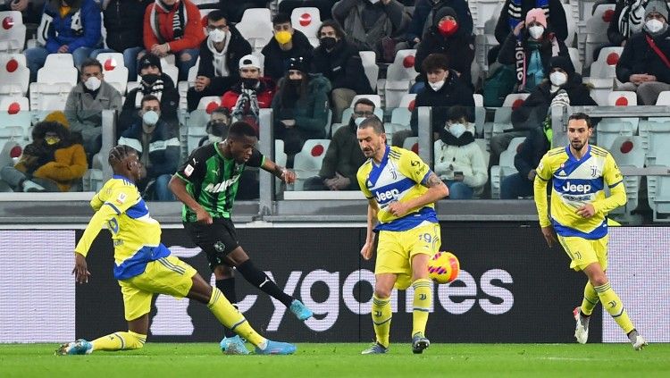 Hamed Traore (tengah) mencetak gol spektakuler di laga Juventus vs Sassuolo (11/02/22). (Foto: REUTERS/Massimo Pinca) Copyright: © REUTERS/Massimo Pinca