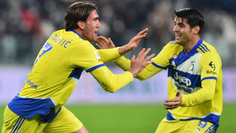 Dusan Vlahovic (kiri) merayakan golnya bersama Alvaro Morata di laga Juventus vs Sassuolo (11/02/22). (Foto: REUTERS/Massimo Pinca) Copyright: © REUTERS/Massimo Pinca