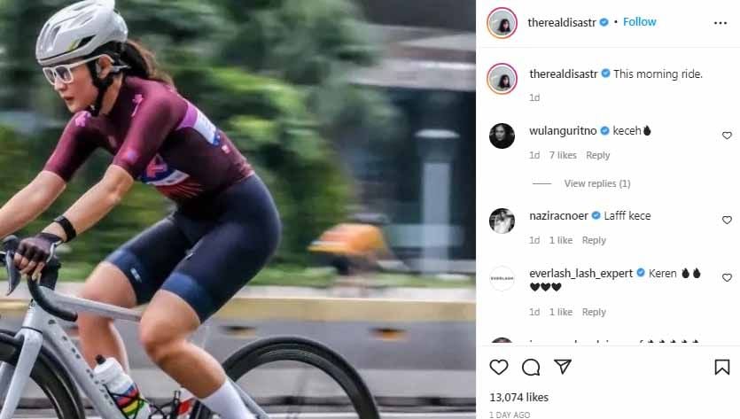 Unggah foto estetik saat olahraga sepeda, artis cantik, Dian Sastrowardoyo, langsung banjir komentar pujian hingga disebut oleh sahabatnya, Wulan Guritno. Copyright: © Instagram@therealdisastr