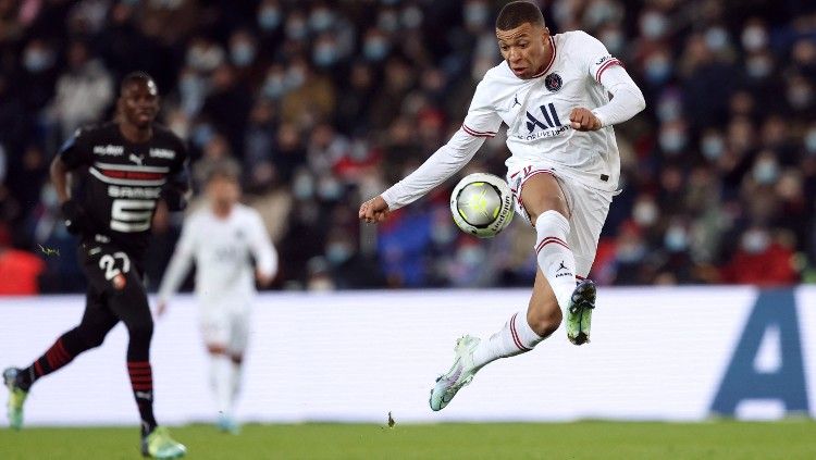 Kylian Mbappe mengontrol bola di laga PSG vs Rennes (12/02/22). (Foto: REUTERS/Benoit Tessier) Copyright: © REUTERS/Benoit Tessier