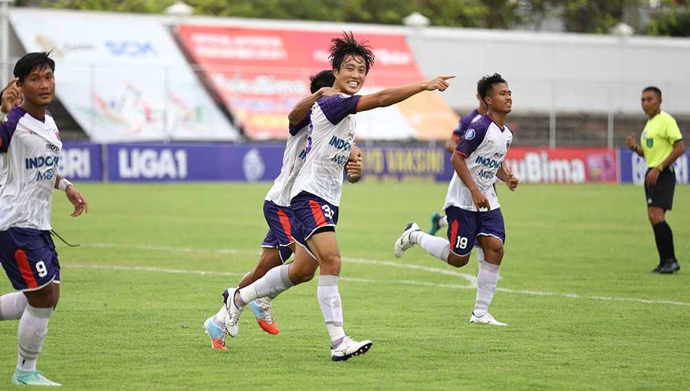 Selebrasi pemain Persita, Bae Sin-yeong usai mencetak gol ke gawang Persikabo di pekan ke-24 Liga 1 2021, Jumat (11/02/22). Copyright: © Persita