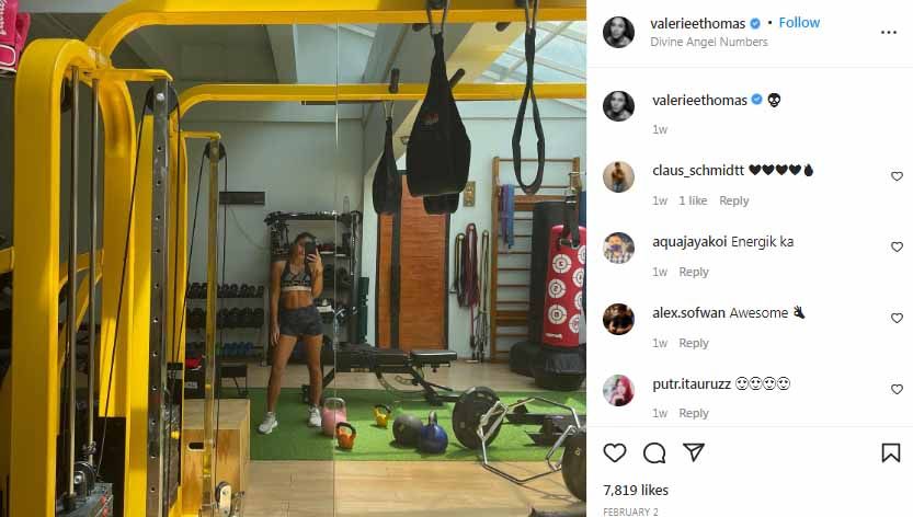Bagikan momen saat rajin berolahraga di gym, perut sixpact Valerie Thomas langsung banjir pujian para penggemar di Instagram artis cantik tersebut. Copyright: © Instagram@valerieethomas
