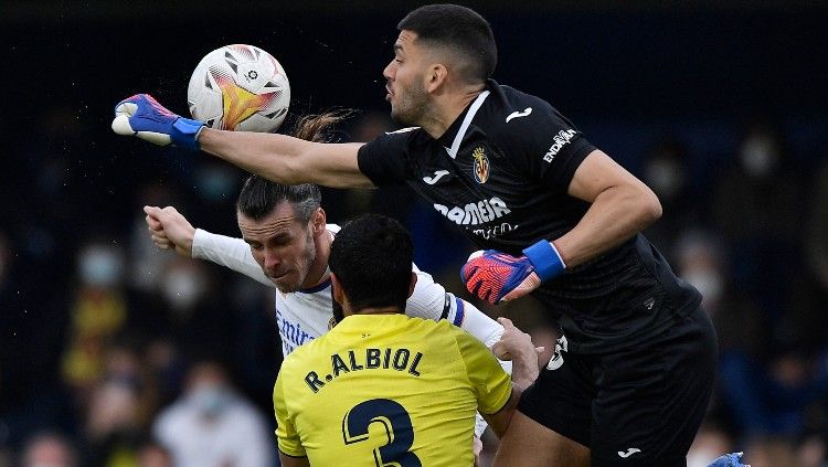 Gareth Bale melakukan duel udara di laga Villarreal vs Real Madrid (12/02/22). (Foto: REUTERS/Pablo Morano) Copyright: © REUTERS/Pablo Morano