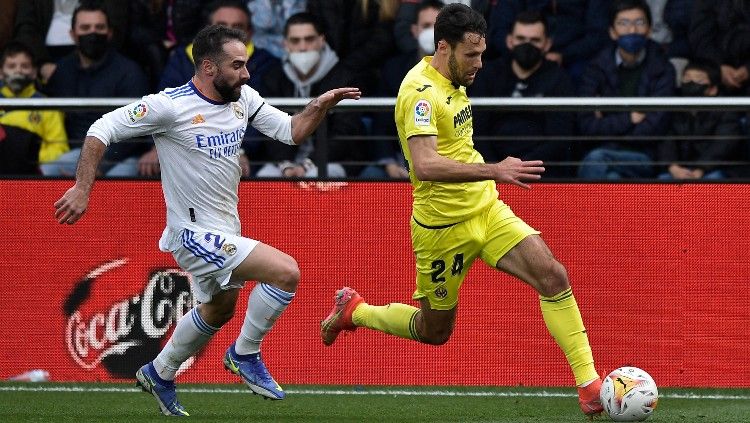 Dani Carvajal (kiri) mengejar Alfonso Pedraza di laga Villarreal vs Real Madrid (12/02/22). (Foto: REUTERS/Pablo Morano) Copyright: © REUTERS/Pablo Morano