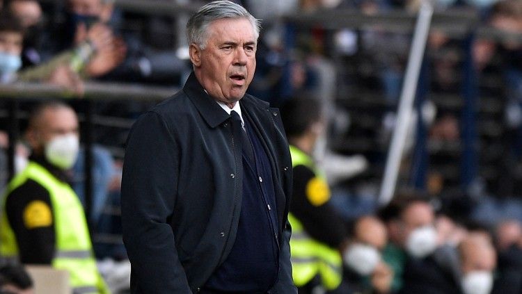 Carlo Ancelotti memimpin skuat Real Madrid kala bertandang ke markas Villarreal (12/02/22). (Foto: REUTERS/Pablo Morano) Copyright: © REUTERS/Pablo Morano