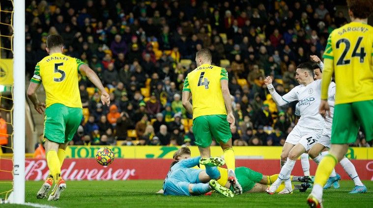 Phil Foden mencetak gol di laga Norwich vs Man City (13/02/22). (Foto: Reuters/John Sibley) Copyright: © Reuters/John Sibley