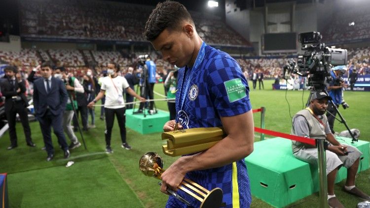 Thiago Silva membawa trofi Golden Ball usai membawa Chelsea menjuarai Piala Dunia Antarklub (12/02/22). (Foto: REUTERS/Matthew Childs) Copyright: © REUTERS/Matthew Childs