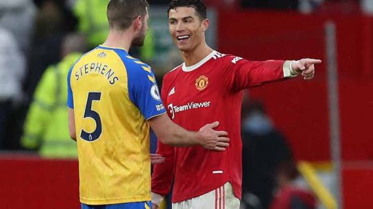 Cristiano Ronaldo tengah adu mulut dengan Jack Stephens pada laga Liga Inggris di Old Trafford hari Minggu (13/02/22). FOTO: REUTERS/Russell Cheyne Copyright: © REUTERS/Russell Cheyne