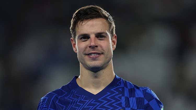 Pemain Chelsea Cesar Azpilicueta dengan penghargaan FIFA fair play usai pertandingan melawan Palmeiras pada pertandingan final Piala Dunia Minggu (13/02/22). FOTO: REUTERS/Matthew Childs Copyright: © REUTERS/Matthew Childs