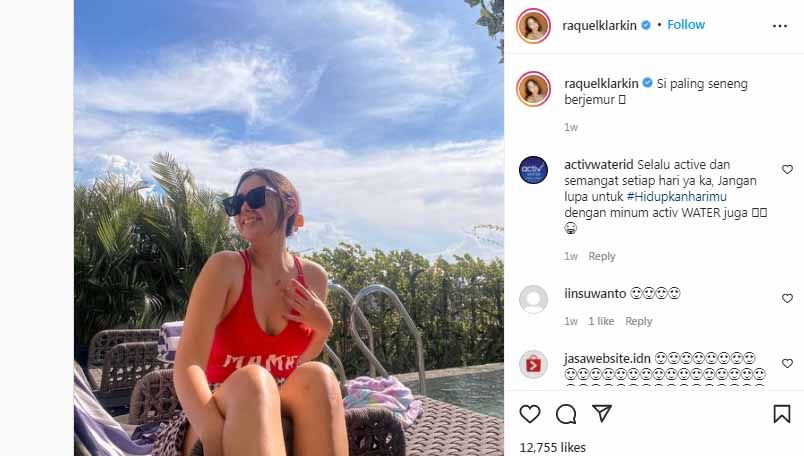 Punya body goals idaman  perempuan, artis pegiat workout, Raquel Katie Larkin, jadi pusat perhatian netizen saat seksi pakai bikini saat berjemur sambil gendong anak. Copyright: © Instagram@raquelklarkin