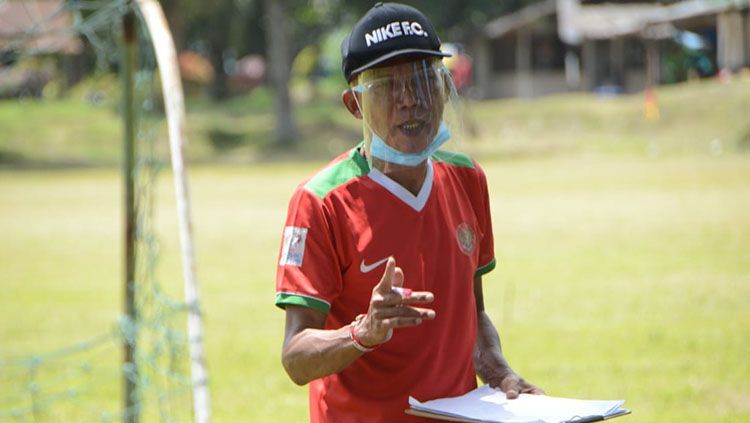 Pelatih Karo United, Suharto AD, saat memberikan instruksi kepada para pemainnya. (Aldi Aulia Anwar/INDOSPORT) Copyright: © Aldi Aulia Anwar/INDOSPORT
