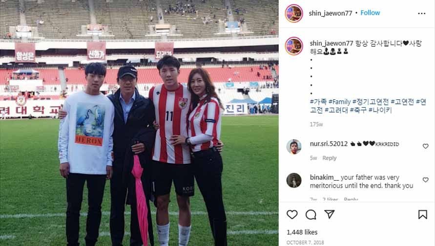Putra sulung Shin Tae-yong, Shin Jae-won terlihat mengenakan jersey timnas Indonesia, sontak netizen berkomentar untuk menaturalisasi dirinya. Copyright: © Instagram@shin_jaewon77