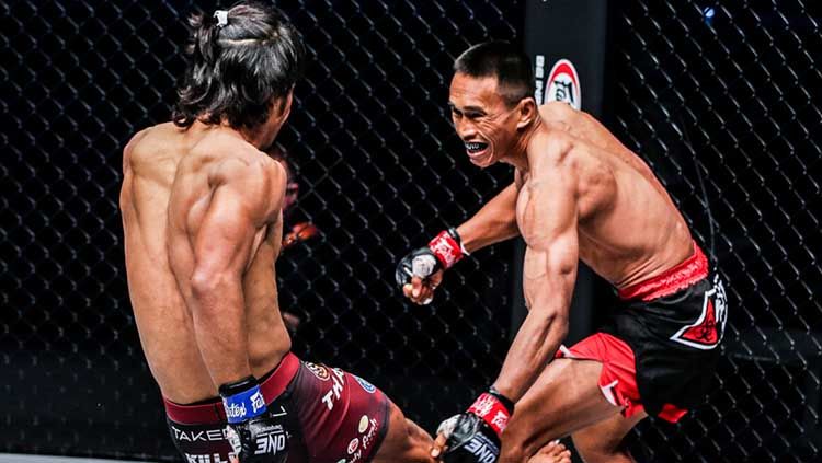 Sunoto melawan Tial Thang dalam ajang ONE: BAD BLOOD pada Jumat (11/2/2022) di Singapore Indoor Stadium, Singapura. Copyright: © ONE Championship