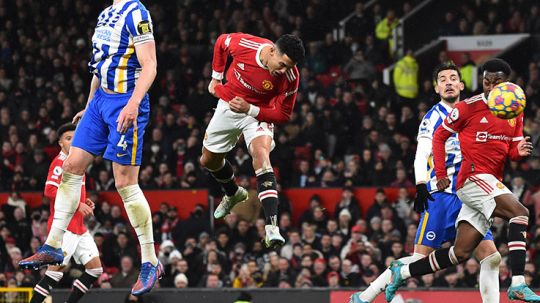 Cristiano Ronaldo saat melakukan sundulan dan berbuah gol ke gawang Brighton. Copyright: © REUTERS/Peter Powell