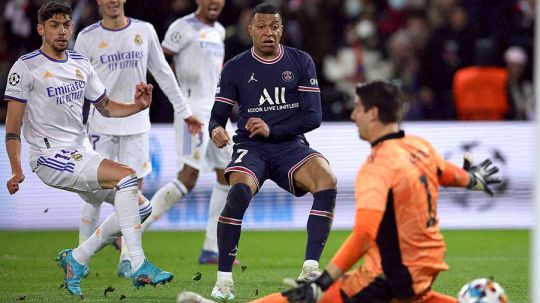 Aksi pemain Paris Saint-Germain, Kylian Mbappe saat melepaskan tendangan ke arah gawang Real Madrid. Foto: REUTERS/Sarah Meyssonnier Copyright: © REUTERS/Sarah Meyssonnier