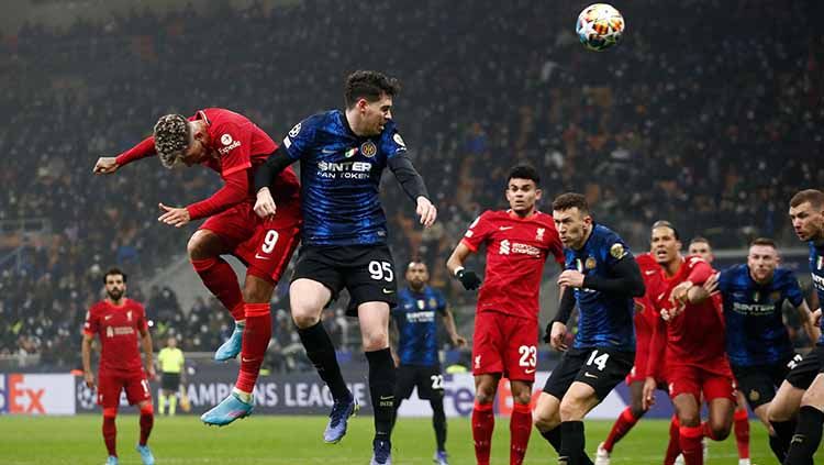 Duel udara laga Inter Milan melawn Liverpool pada laga Liga Champions (16/02/22). FOTO: REUTERS/Alessandro Garofalo. Copyright: © REUTERS/Alessandro Garofalo