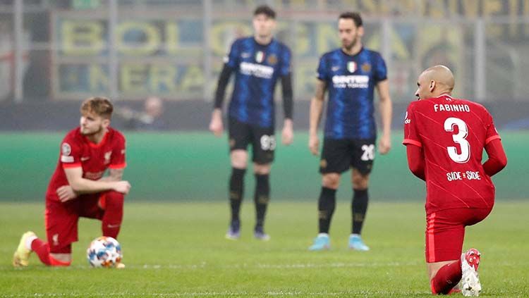 Harvey Elliott dan Fabinho di situasi sebelum laga Inter Milan vs Liverpool dalam ajang Liga Champions. Copyright: © REUTERS/Alessandro Garofalo