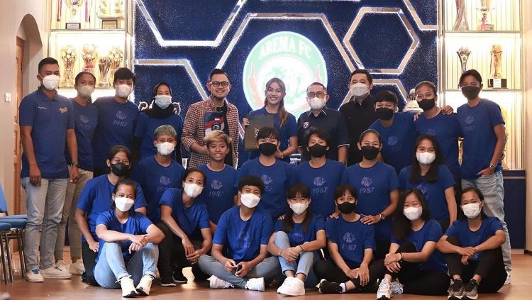 Presiden Arema FC, Gilang Widya Pramana alias Juragan 99, beserta jajarannya melepas Arema FC Women untuk berkompetisi di Antalya Cup 2022 Turki. Copyright: © Media Arema FC