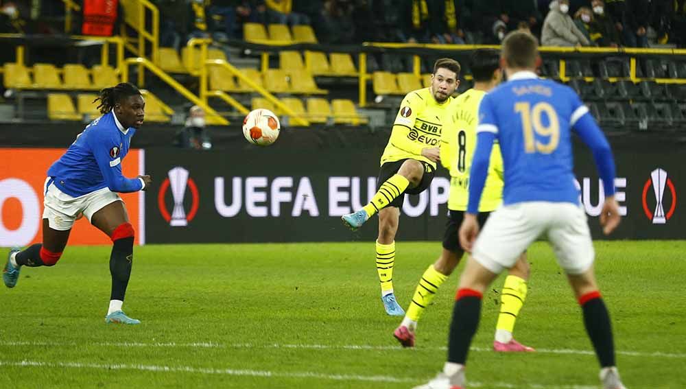 Pemain Borussia Dortmund, Raphael Guerreiro melepaskan tendangan ke gawang Rangers. Foto: REUTERS/Thilo Schmuelgen Copyright: © REUTERS/Thilo Schmuelgen