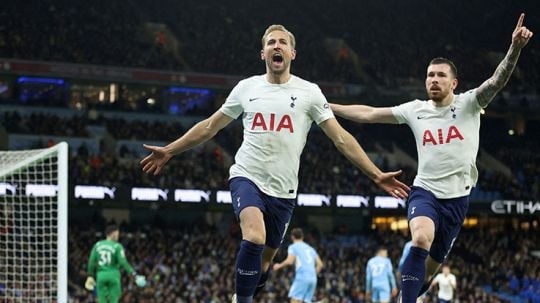Harry Kane saat mencetak untuk Tottenham Hotspur melawan Manchester City. Copyright: © Reuters/Carl Recine