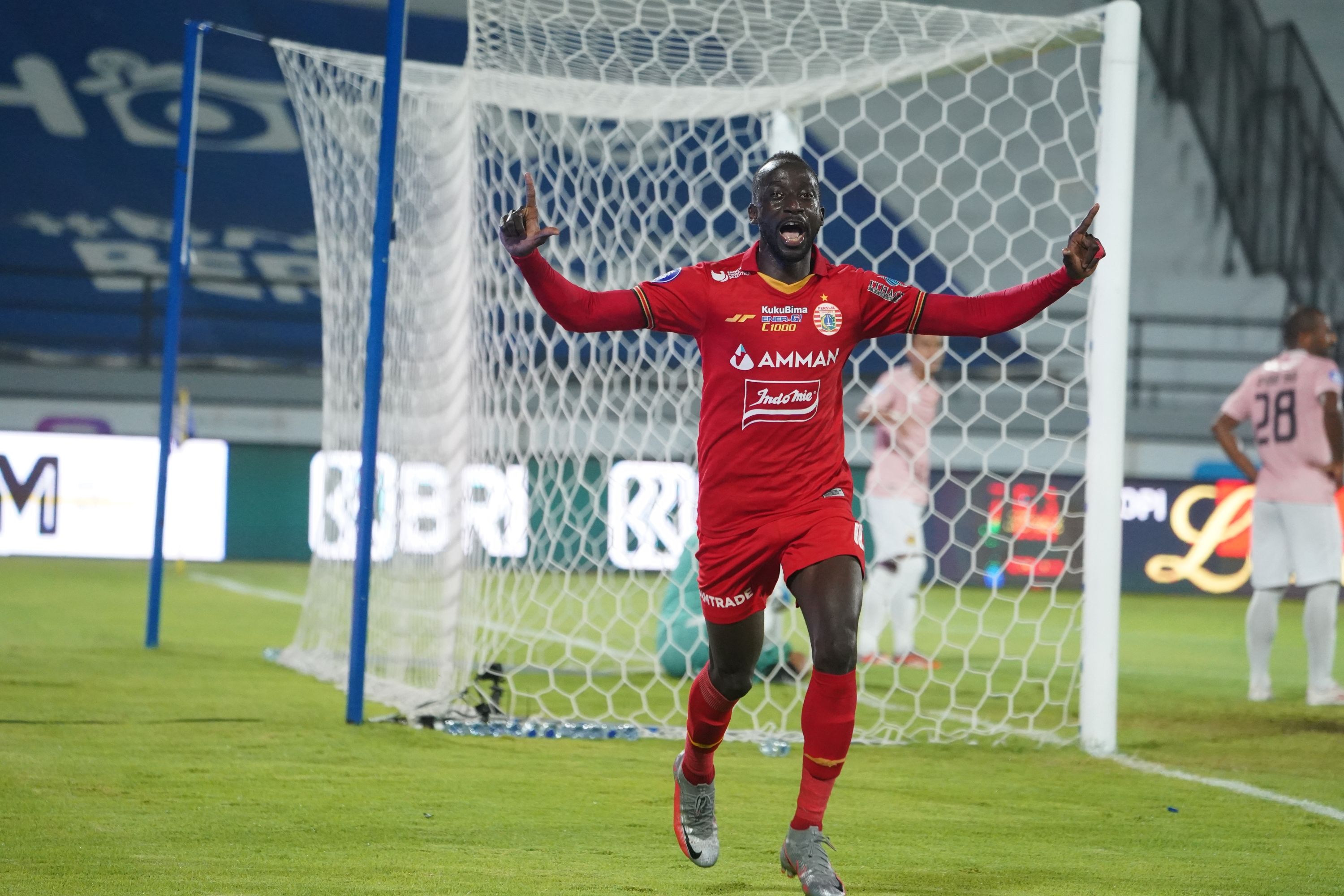 Selebrasi gelandang Persija Jakarta, Makan Konate usai mencetak gol pertama ke gawang Persib pada pekan ke-26 Liga 1, Sabtu (19/02/22). Copyright: © Khairul Imam/Persija