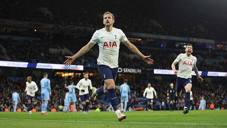 Striker Tottenham Hotspur, Harry Kane mengirimkan kode agar Antonio Conte tetap bertahan dan tak hengkang di musim panas nanti. FOTO: Reuters/Carl Recine Copyright: © Reuters/Carl Recine
