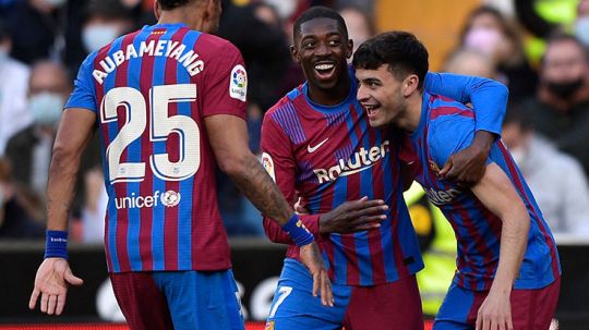 Selebrasi para pemain Barcelona usai cetak gol ke gawang Valencia di Liga Spanyol. Copyright: © REUTERS/Pablo Morano