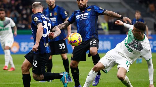 Perebutan bola di tengah lapangan antara para pemain Inter Milan dengan pemain Sassuolo. Copyright: © REUTERS/Alessandro Garofalo