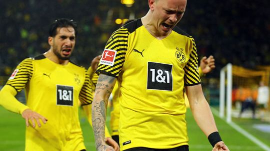 Erling Haaland saat merayakan golnya ke gawang Borussia Monchengladbach. Copyright: © REUTERS/Thilo Schmuelgen