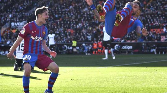 Selebrasi pemain Barcelona Pierre-Emerick Aubameyang merayakan gol bersama Gavi laga antara Valencia vs FC Barcelon di Liga Spanyol. Foto: REUTERS/Pablo Morano Copyright: &copy; REUTERS/Pablo Morano