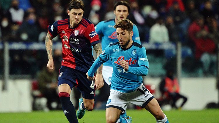 Pemain Napoli, Dries Mertens sedang berusaha menghindari kejaran dari pemain Cagliari. Copyright: © REUTERS/Alberto Lingria