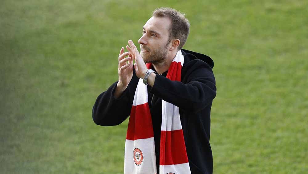 Pemain Brentford, Christian Eriksen saat diperkenalkan kepada penggemar. Foto: Reuters/Peter Cziborra Copyright: © Reuters/Peter Cziborra