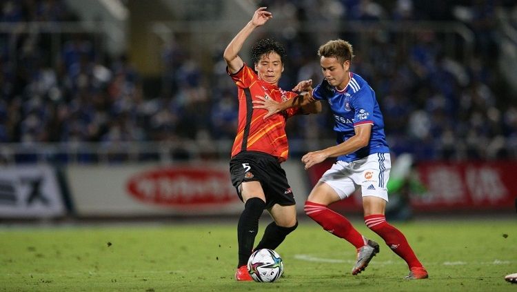 Theerathon Bunmathan (kanan) saat berseragam Yokohama F. Marinos di Liga Jepang. Copyright: © J.League