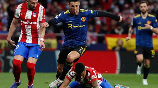 Cristiano Ronaldo saat berusaha merebut bola dari kawalan pemain Atletico Madrid di Liga Champions. Copyright: © REUTERS/Javier Barbancho
