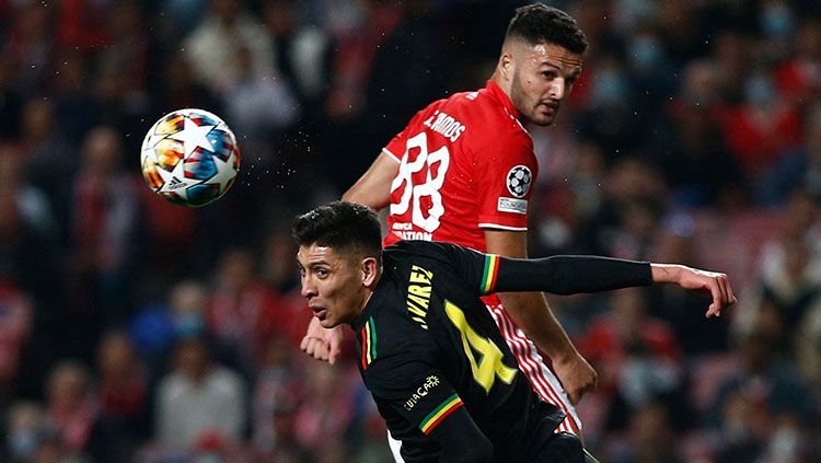 Duel udara antara pemain Benfica dengan pemain Ajax di Liga Champions. Copyright: © REUTERS/Pedro Nunes