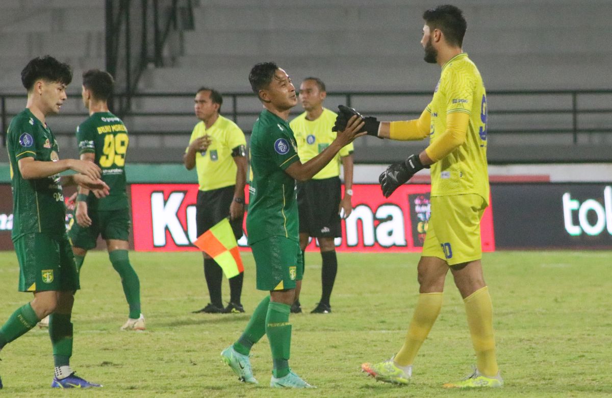 Samsul Arif Munip angkat bicara usai membawa Persebaya mengalahkan Arema FC di Liga 1 sekaligus memutus rekor apik milik Singo Edan. (Nofik Lukman Hakim/INDOSPORT) Copyright: © Nofik Lukman Hakim/INDOSPORT