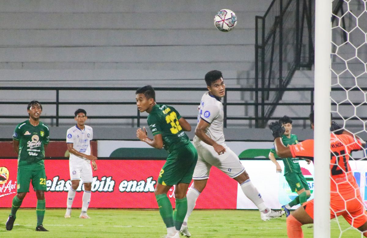 Pertandingan Liga 1 antara Persebaya Surabaya vs Arema FC. Copyright: © Nofik Lukman Hakim/INDOSPORT