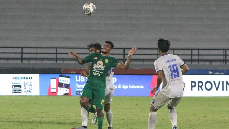 Ricky Kambuaya harus ditarik keluar karena cedera saat berhadapan dengan Arema FC pada pekan ke-27 Liga 1, Rabu (23/02/22). Copyright: © Nofik Lukman Hakim/INDOSPORT